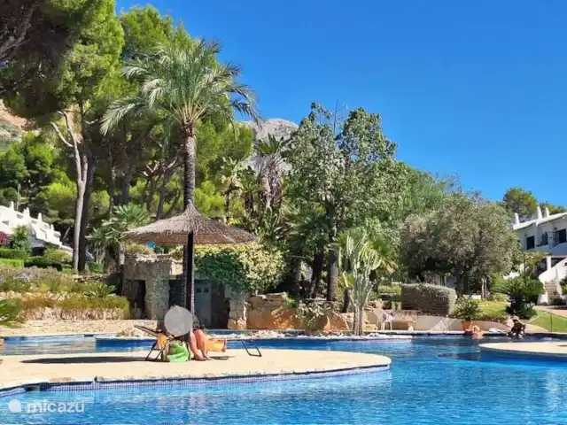 Casa Lina * Los Lagos/ Bohostyle | Espagne, Costa Blanca, Jávea - maison mitoyenne La grande piscine commune (avec îlot, cascade, différentes profondeurs et bassin pour enfants séparé). Des heures de plaisir aquatique garanties !