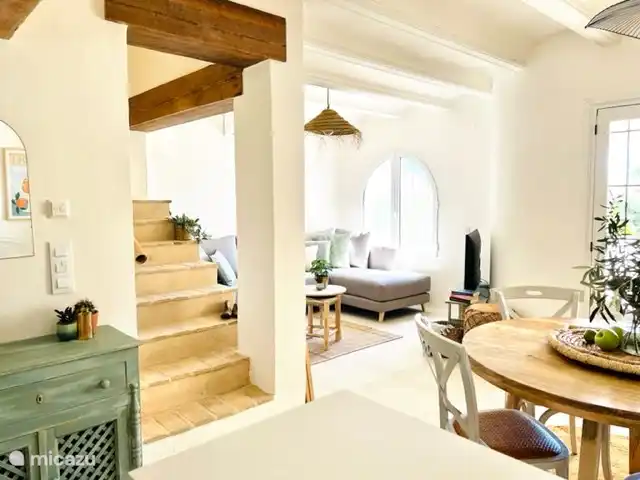 Casa Lina * Los Lagos/ Bohostyle | Espagne, Costa Blanca, Jávea - maison mitoyenne L'escalier avec de vrais carreaux valenciens anciens est certainement l'un des accroche-regards de la maison.