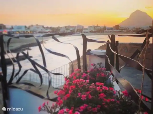 Casa Lina * Los Lagos/ Bohostyle | Espagne, Costa Blanca, Jávea - maison mitoyenne Coucher de soleil depuis la terrasse supérieure du restaurant 'La Bambula' sur la plage de l'Arenal