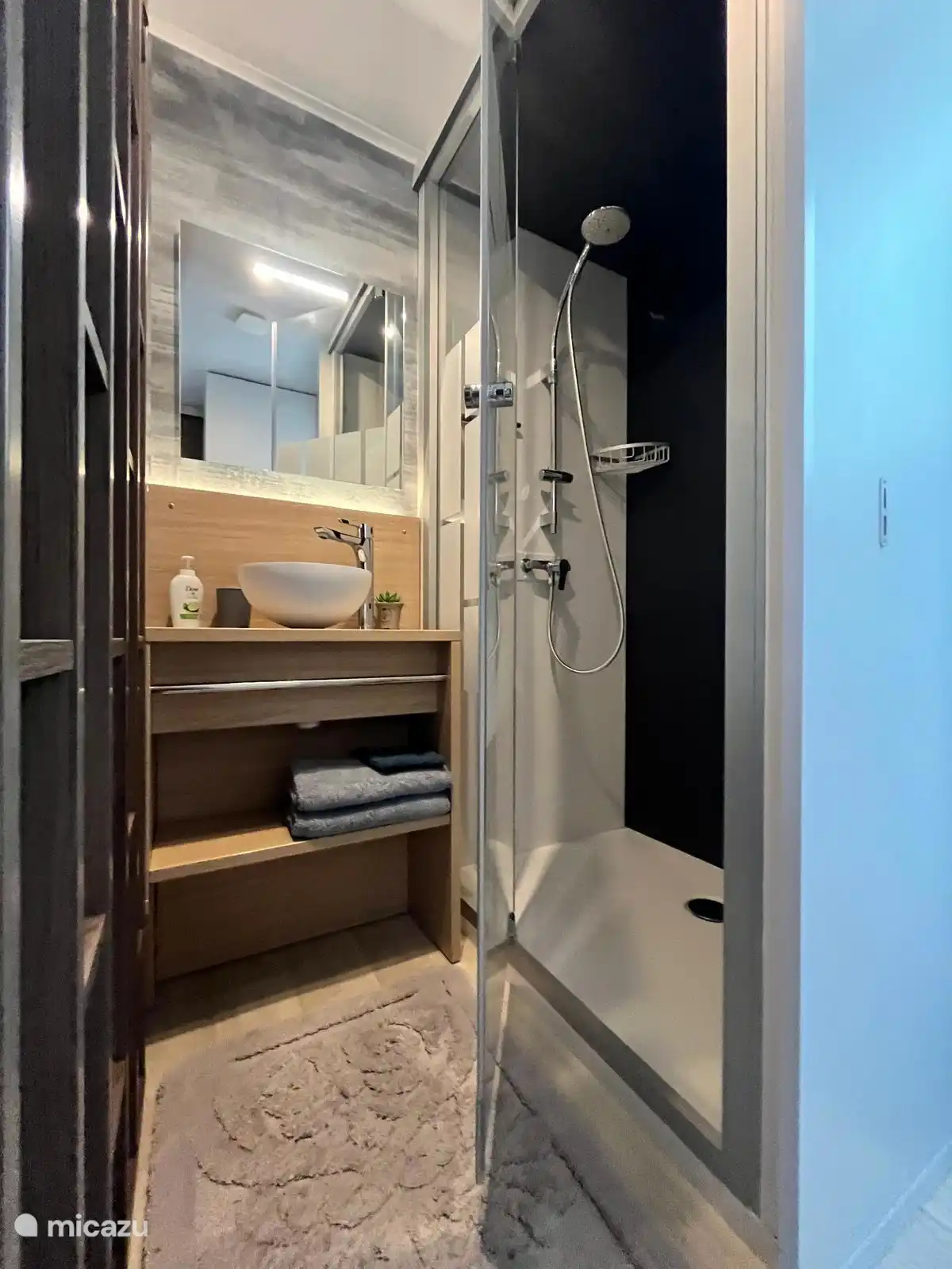 Spacious shower cubicle