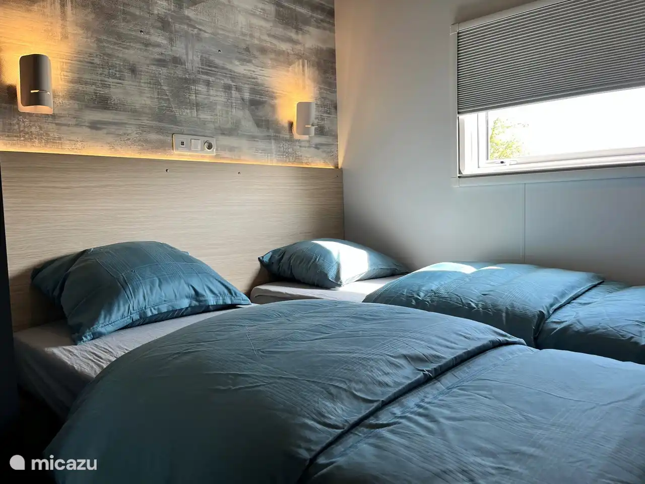 Schlafzimmer mit zwei Einzelbetten und eigenem Bad