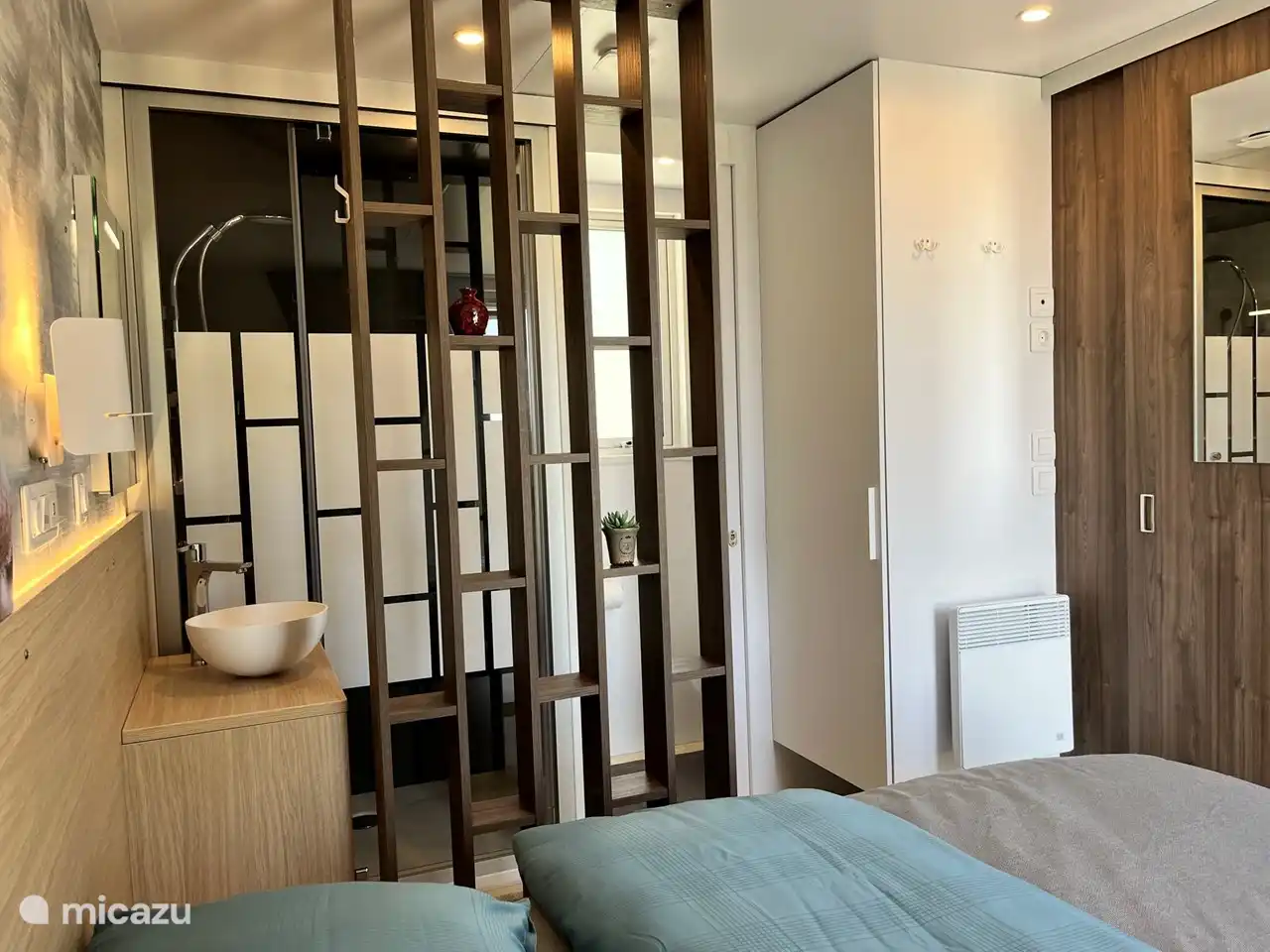 Luxuriöses Duschbad und separates WC