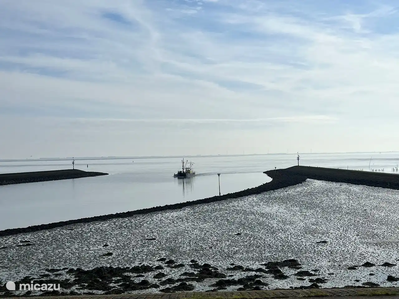 Ein Kutter in der frühen Morgensonne