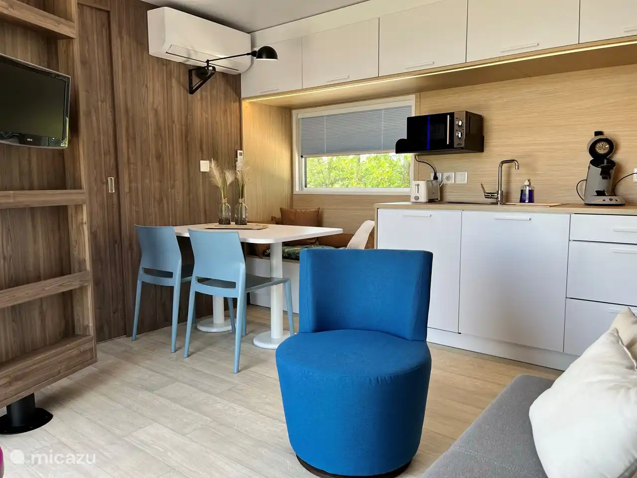 Wohnbereich mit kompletter Küche