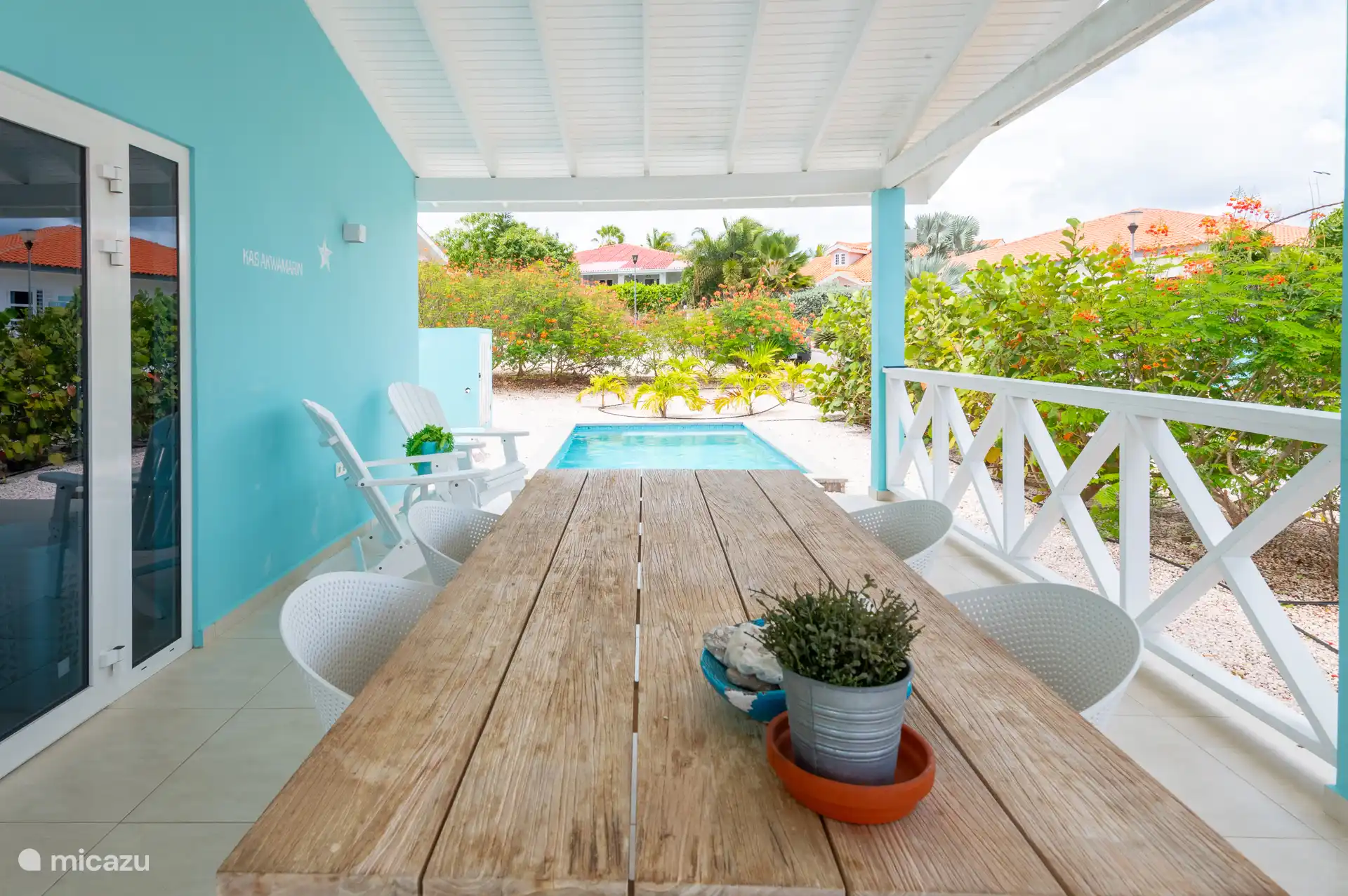 Vieuw von der Veranda zum Pool