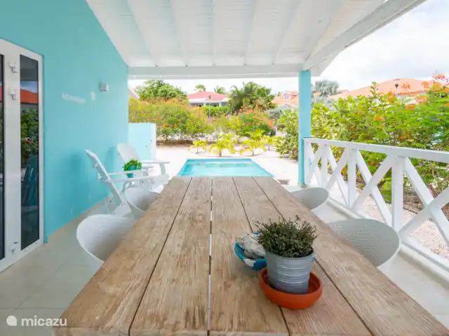 Kas Akwamarin *Beveiligd Resort* huren in Curaçao, Banda Abou (west), Fontein - vakantiehuis Vieuw vanaf de porche naar het zwembad
