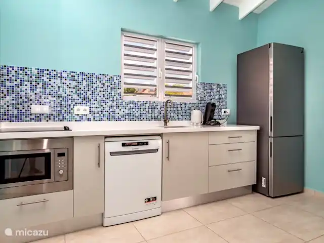 Kas Akwamarin *Beveiligd Resort* huren in Curaçao, Banda Abou (west), Fontein - vakantiehuis Ruime keuken. met combi oven, vaatwasser en ruime koelkast!