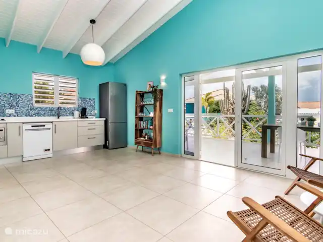 Kas Akwamarin *Beveiligd Resort* huren in Curaçao, Banda Abou (west), Fontein - vakantiehuis Keuken en overloop naar een heerlijk buiten!