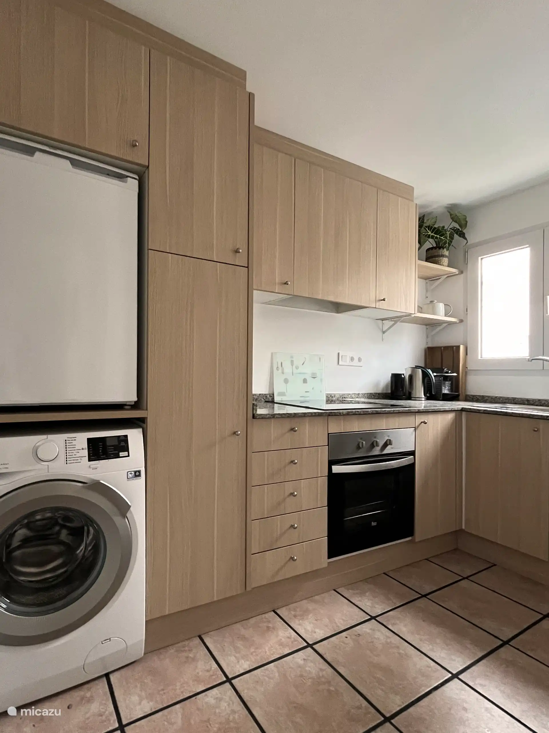 Keuken met oa vaatwasser, Nespresso koffie apparaat