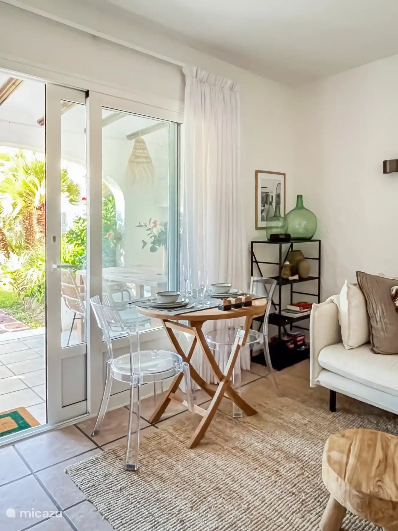 Eettafel voor 2 Personen. 