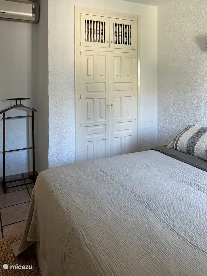 Eerste slaapkamer met kledingkast