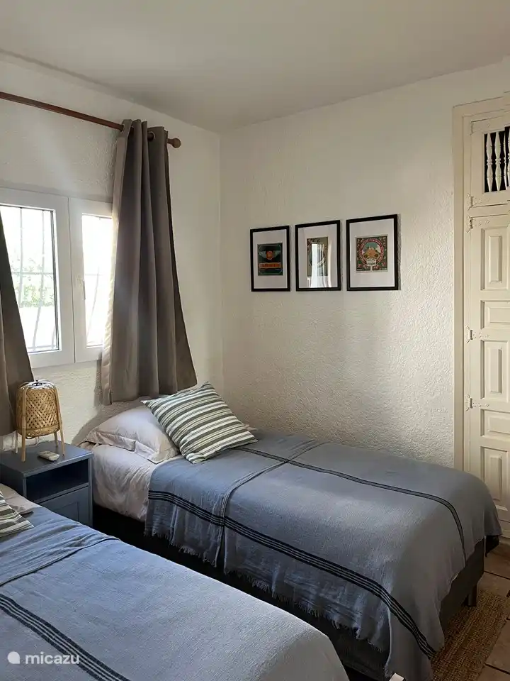 Tweede slaapkamer met 2 één persoons bedden. Kledingkast aanwezig.