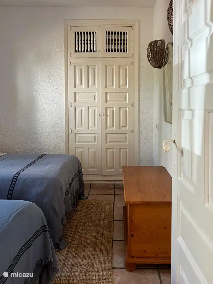 Tweede slaapkamer met kledingkast.