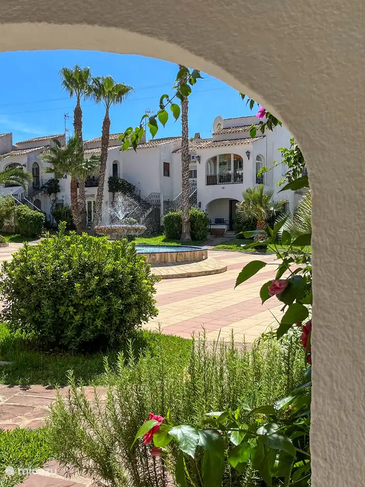 Uitzicht pleintje vanaf het terras. 