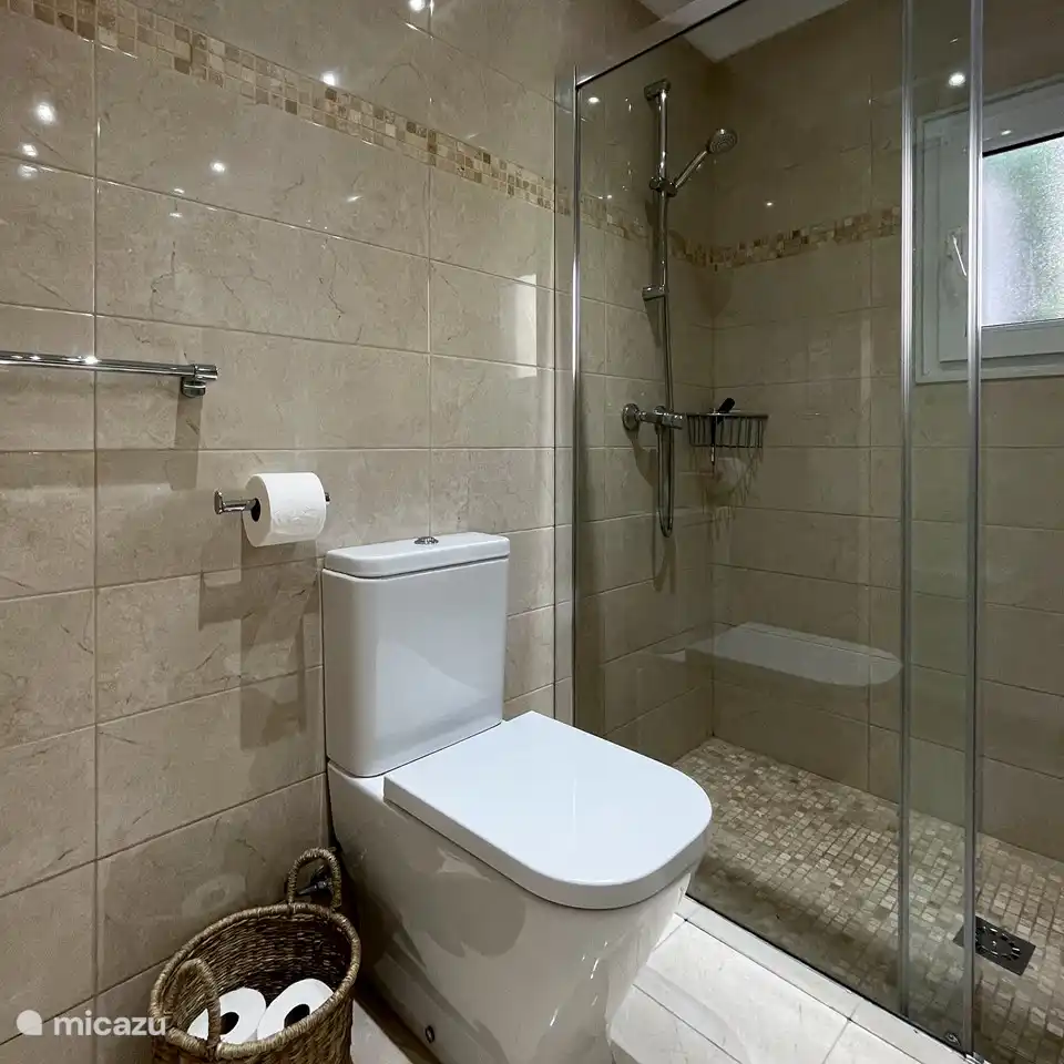 Badkamer met toilet en douche.