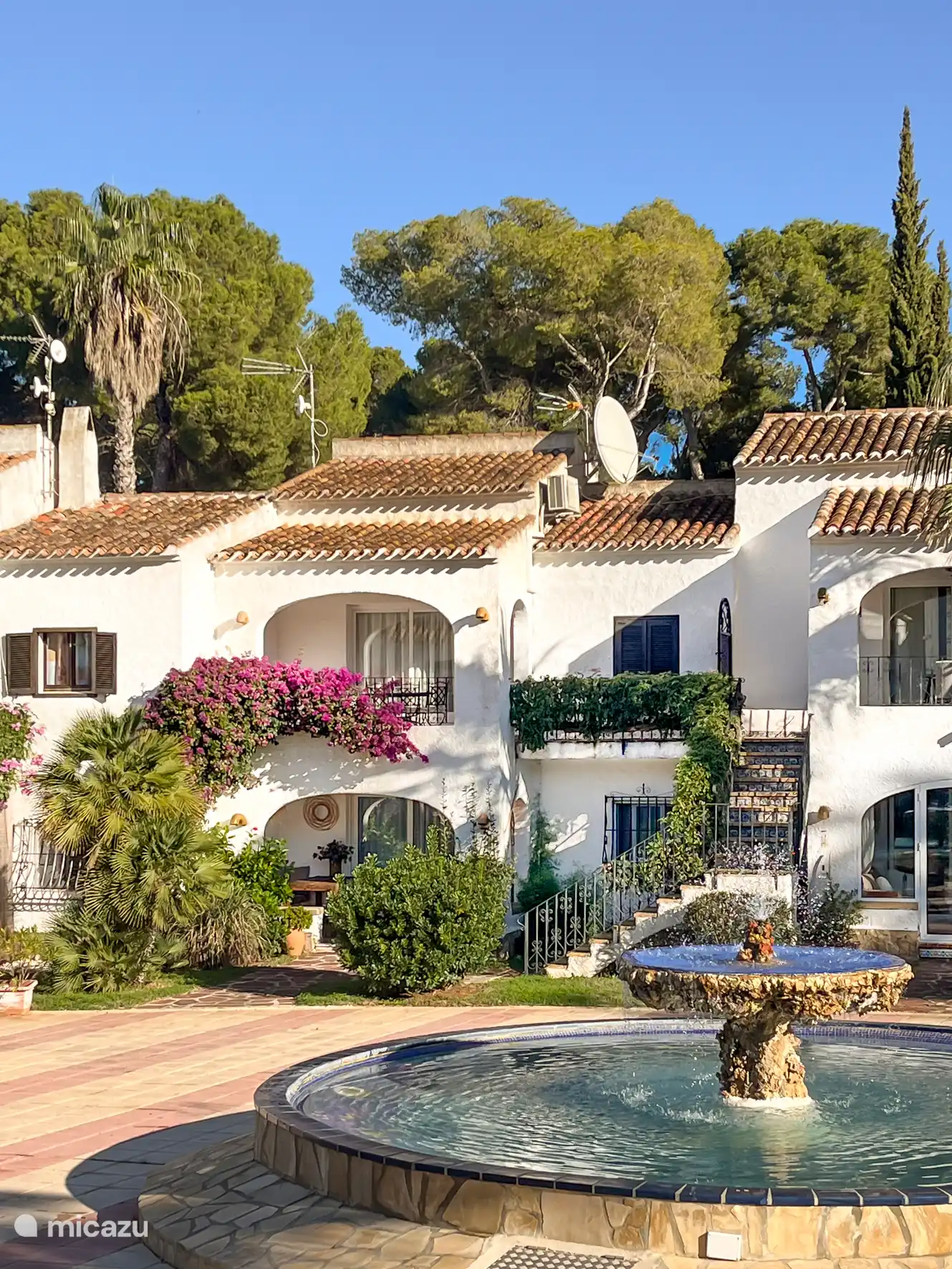 Huis begane grond met pleintje en fontein