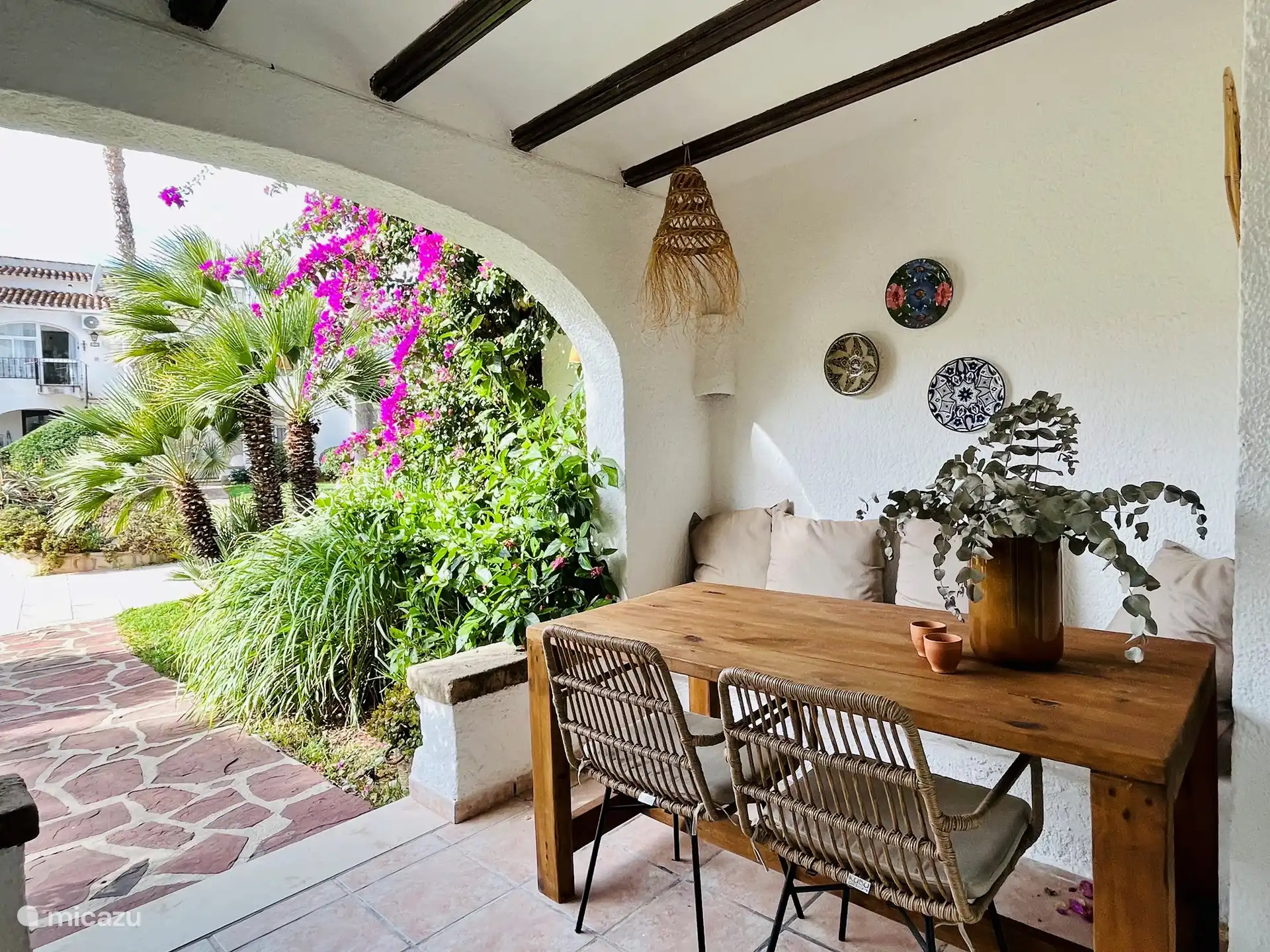 De naya (overdekt terras) met uitzicht op het plein. 