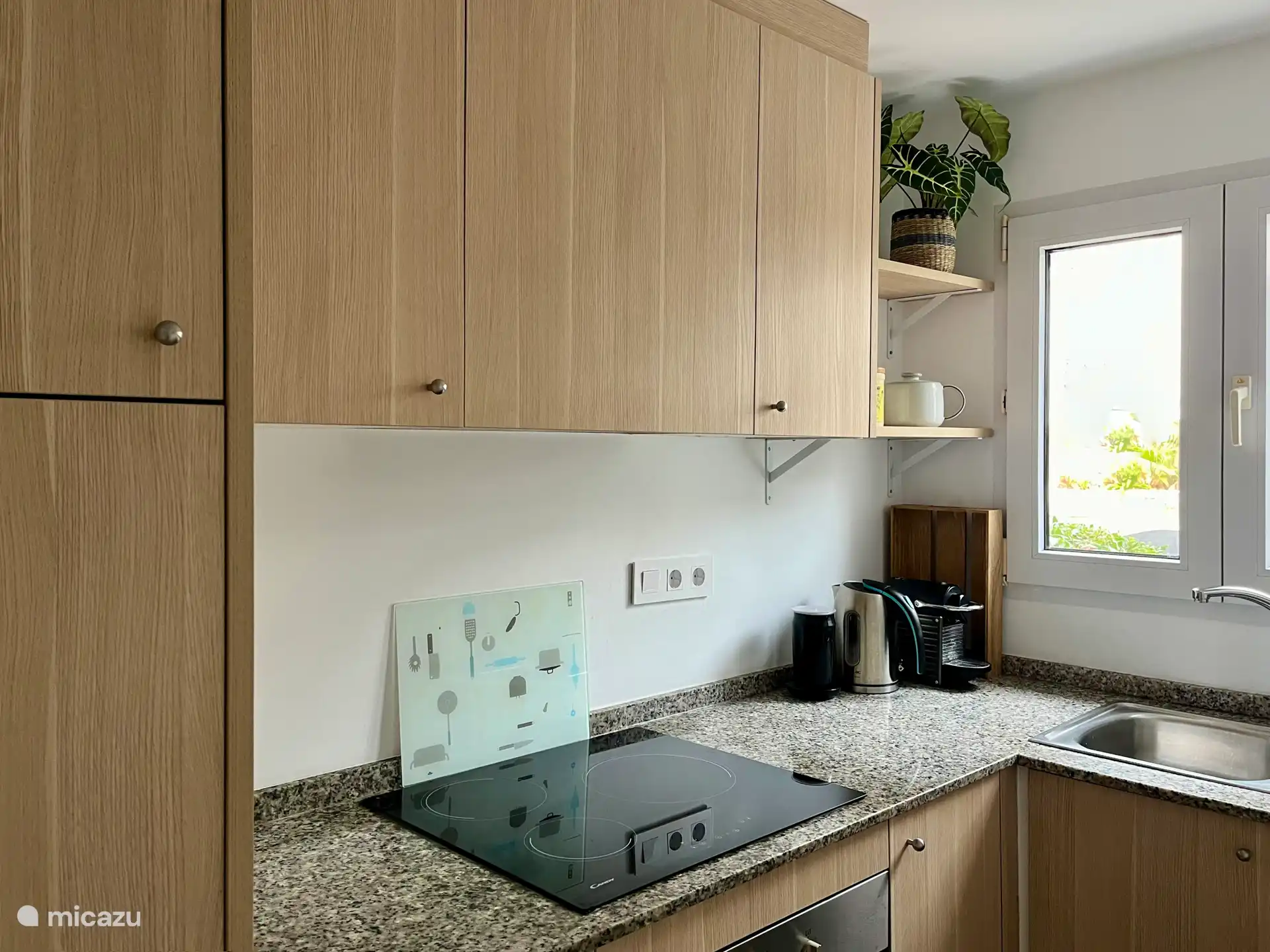 Keuken met vaatwasser en wasmachine.