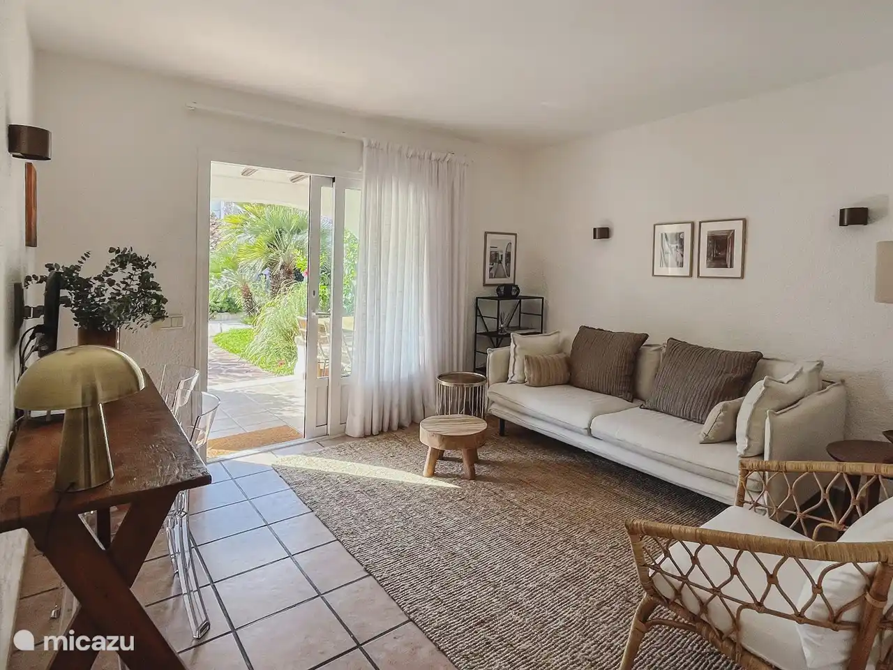 Gezellige woonkamer met een site table.