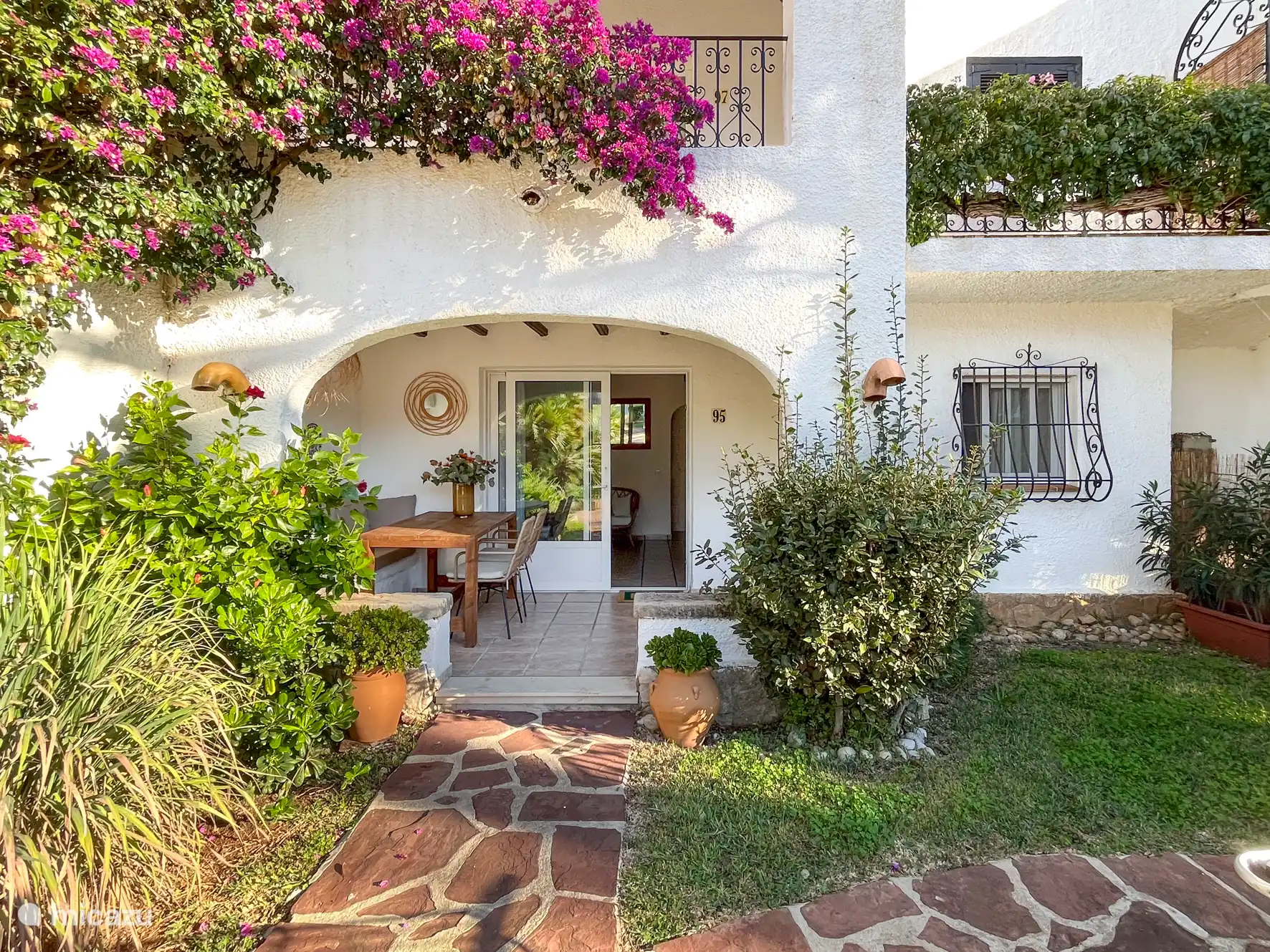 Naya, overdekt terras aan de tuin