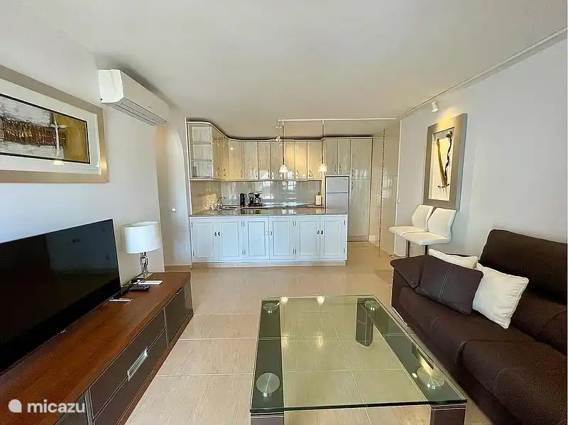 salón moderno con TV, cocina, wifi y aire acondicionado (silencioso)