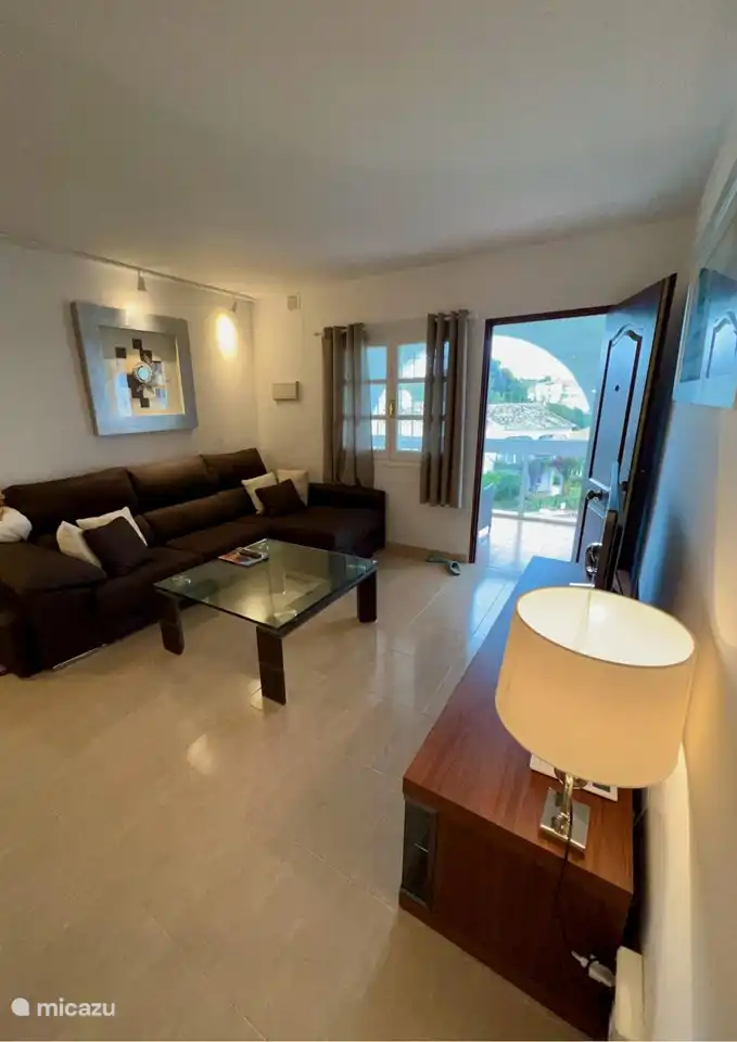 Camine hasta el jardín de invierno, hermosas vistas al mar y a la piscina, aire acondicionado, wifi y detectores de humo en todas las habitaciones. Máquina de vapor, aspiradora y Radio CD con diente azul.