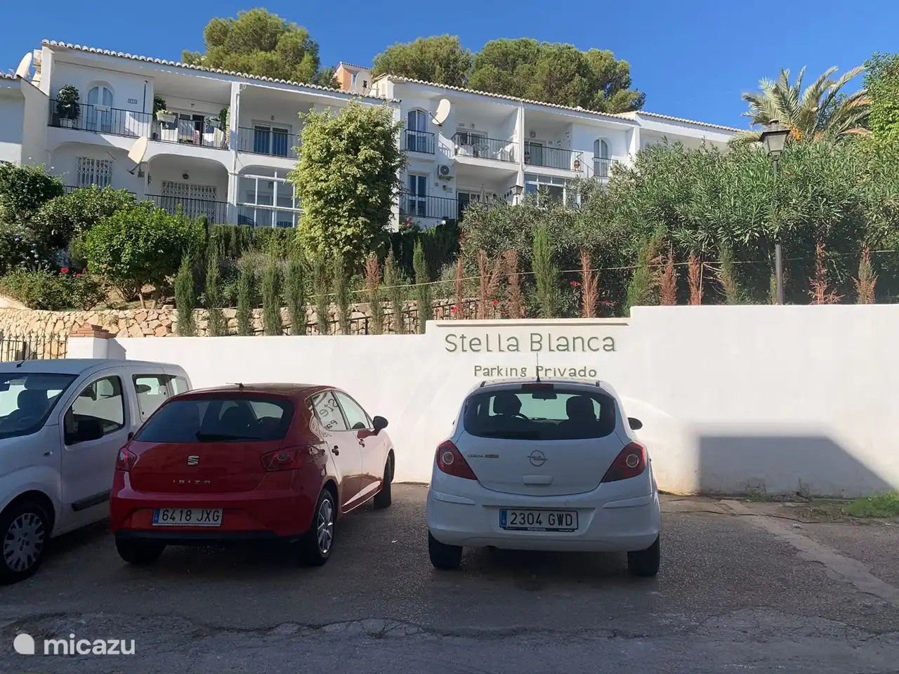excelente estacionamiento para un posible coche de alquiler