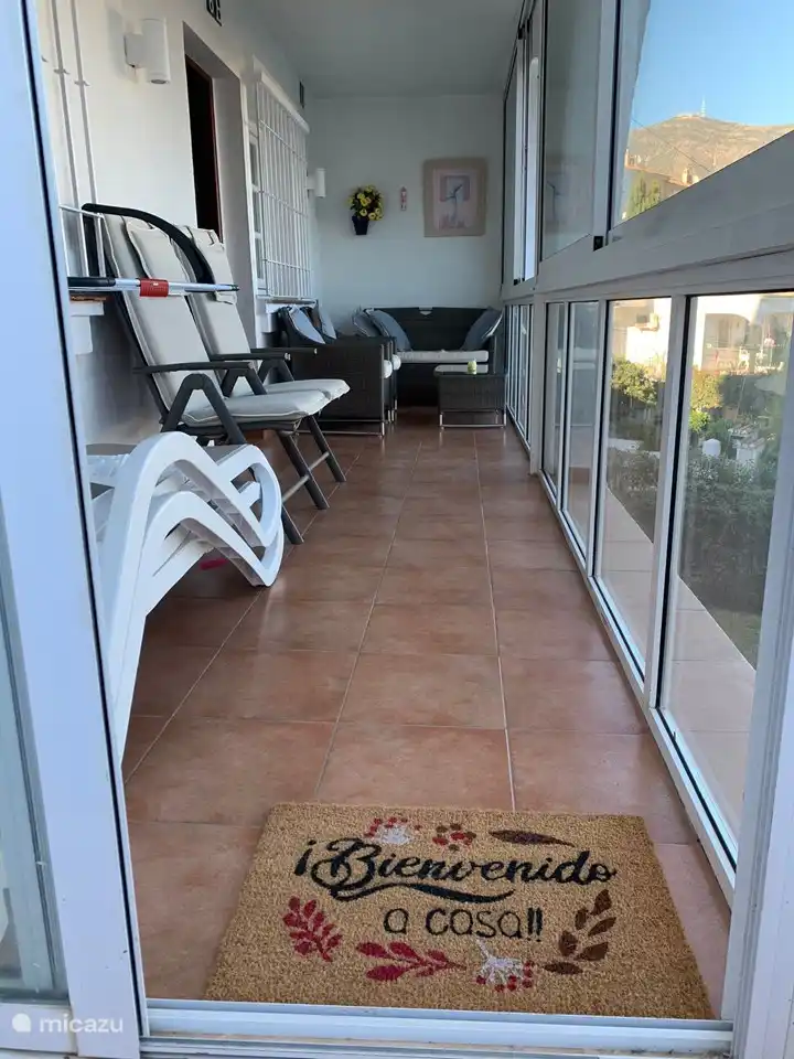 Maravillosamente protegido del viento bajo el sol, con vistas al mar.