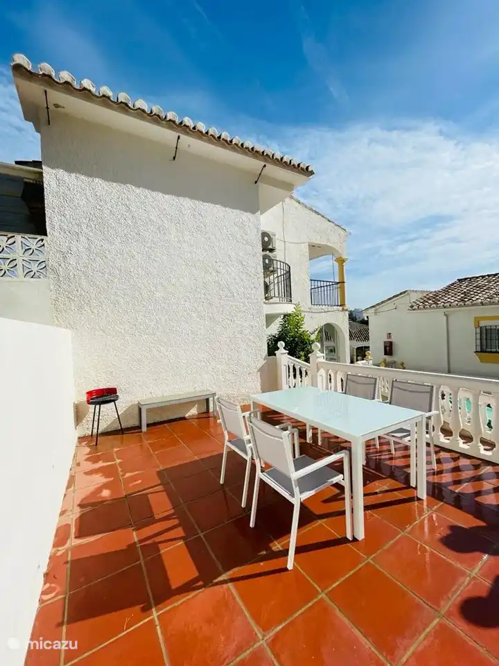 muebles de jardín nuevos, terraza limpia y espaciosa al lado de la casa