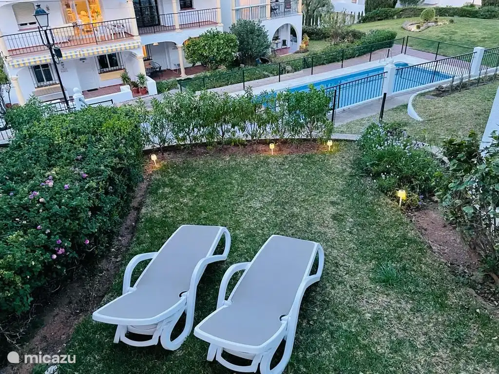 iluminación ambiental en el jardín, comodidad de descanso con lujosas tumbonas ajustables