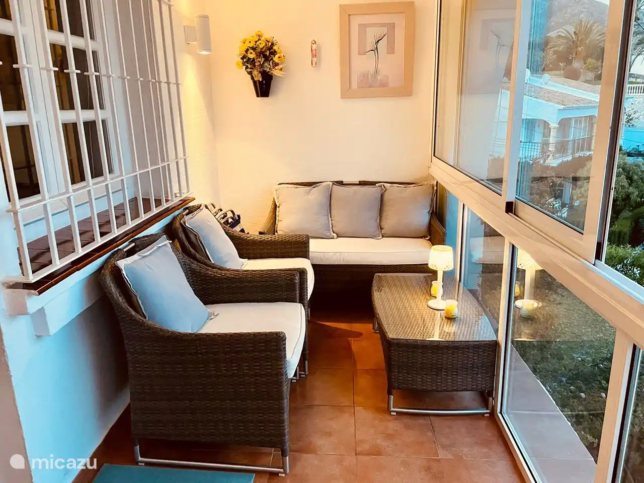 agradable por la noche, descansando maravillosamente iluminado