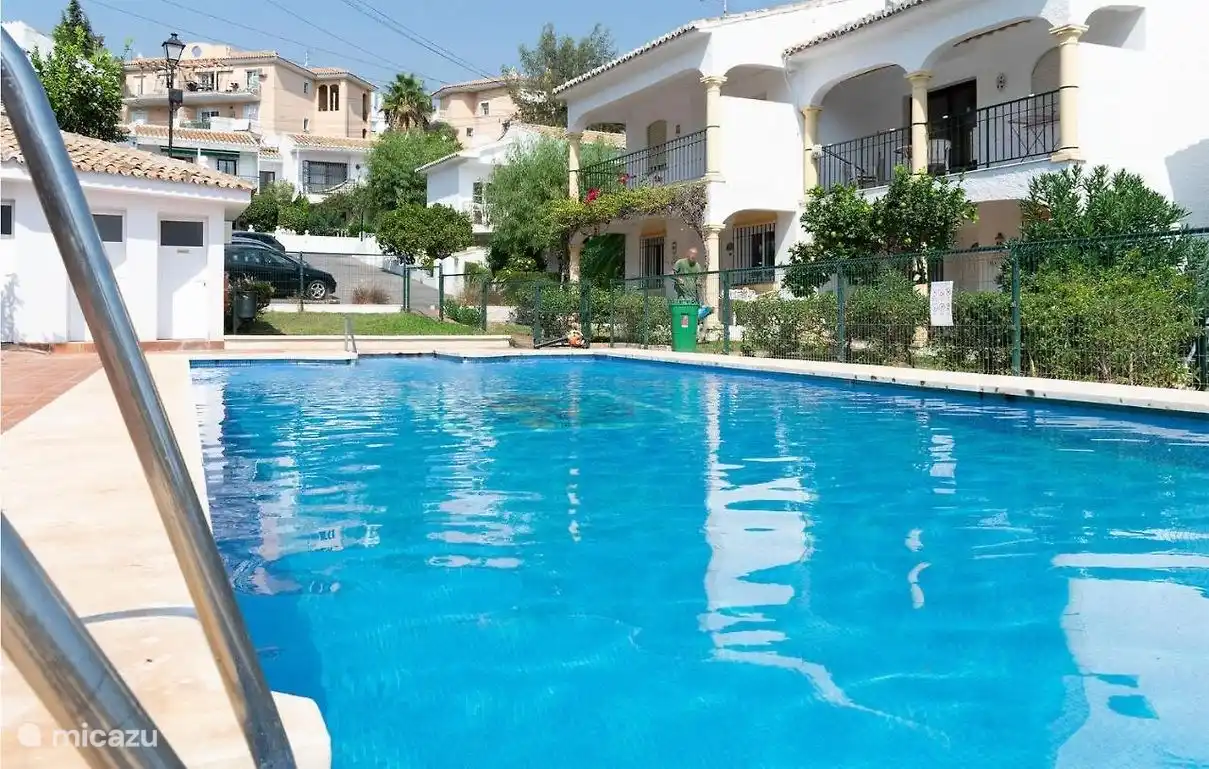 Bonita piscina climatizada con ducha exterior y WC.