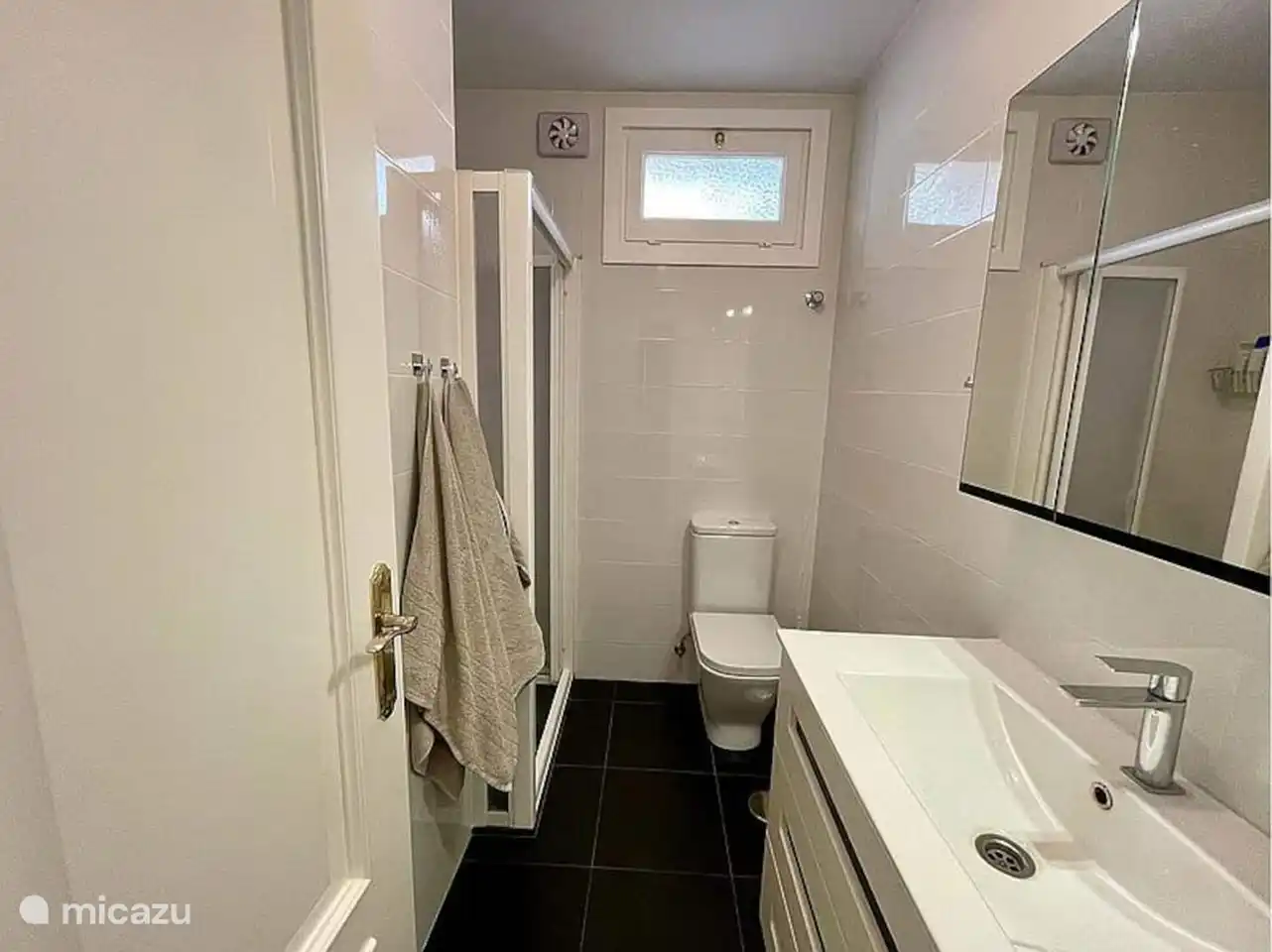 Precioso baño, luz con ducha e inodoro y ventilación / controlador de calor.