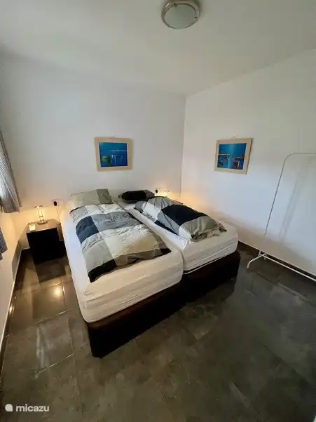 dormitorio 1, somier, edredón, aire acondicionado, armario y detector de humo