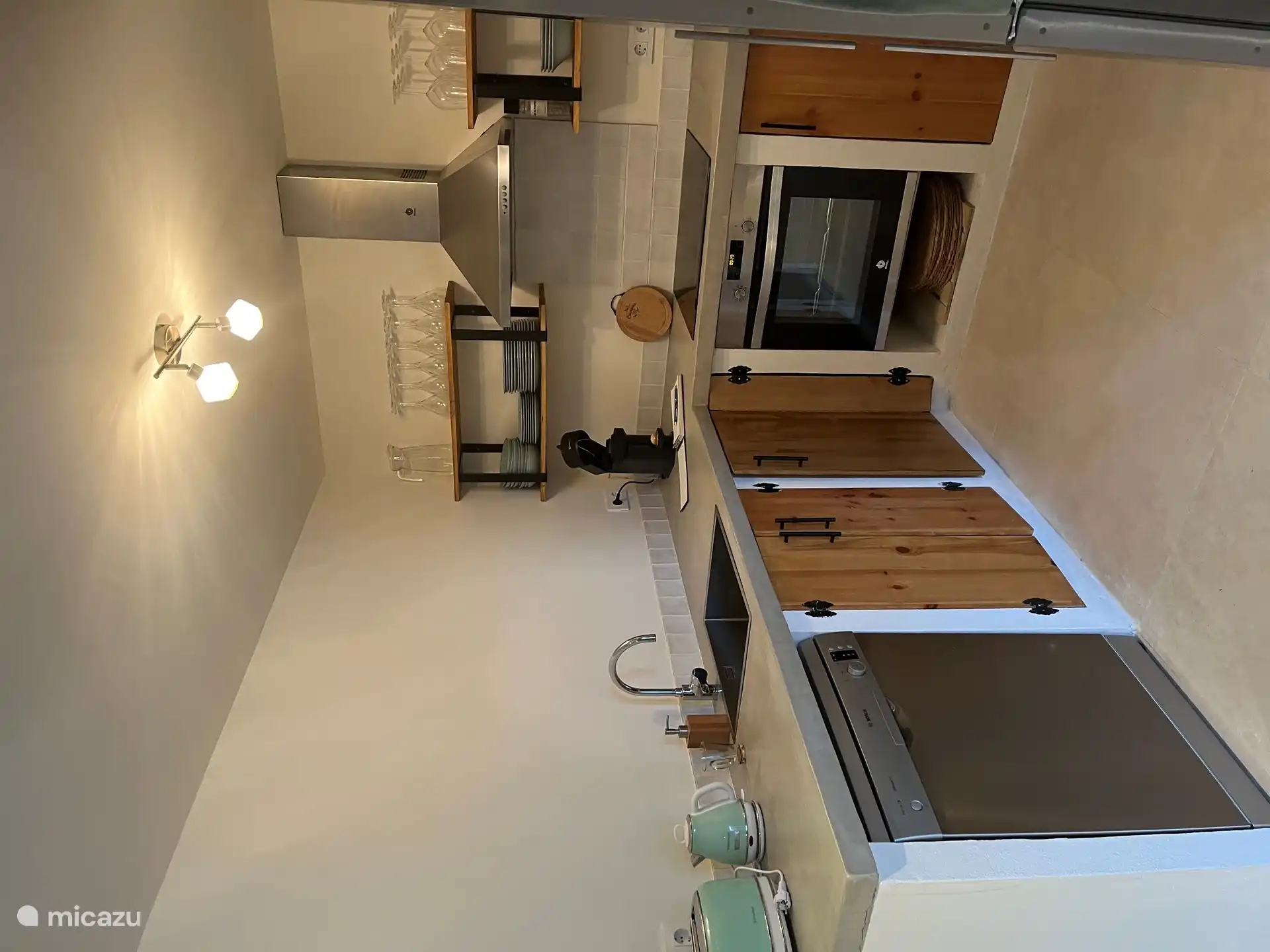 Die Wohnküche grenzt an die Außenterrasse und verfügt über 2 Tische für 12 und 6 Personen