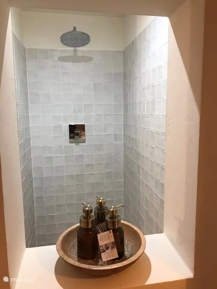 Spanische Fliesen in der Dusche für luxuriöse Details