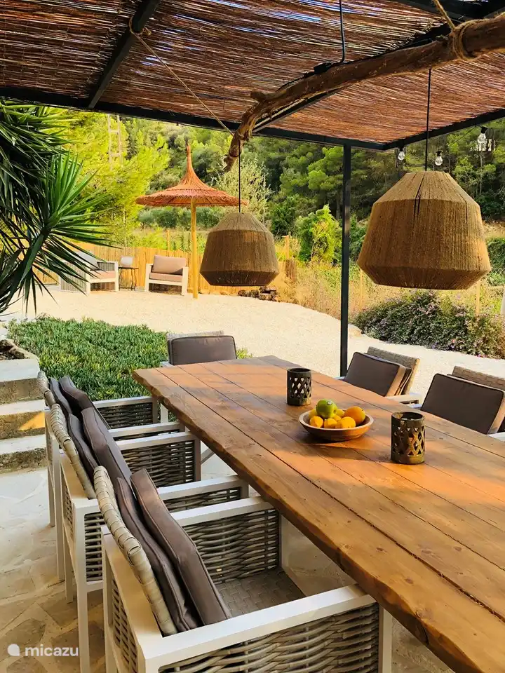 Große überdachte Terrasse mit schöner Aussicht, genießen Sie die Vögel 