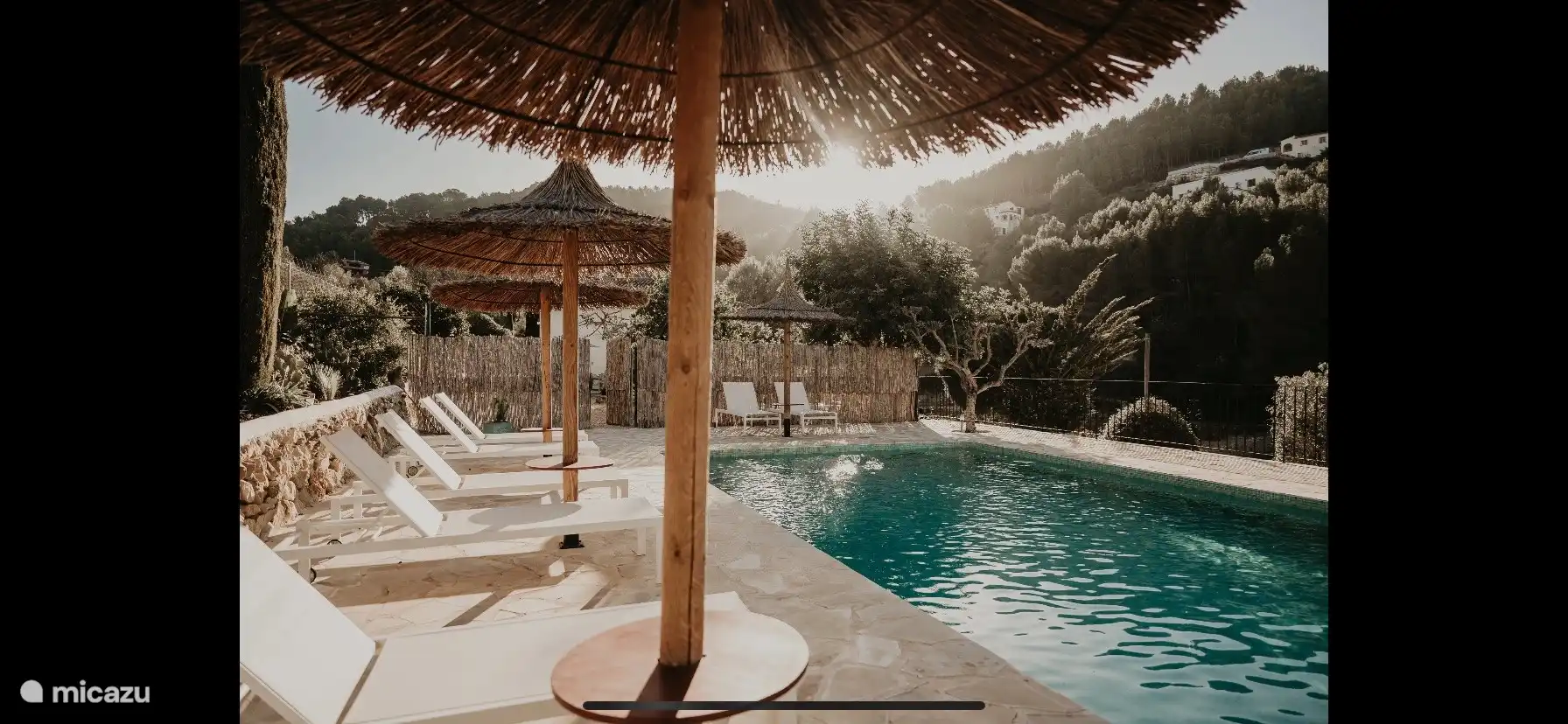 Das schöne Schwimmbad mit vielen Sonnenschirmen