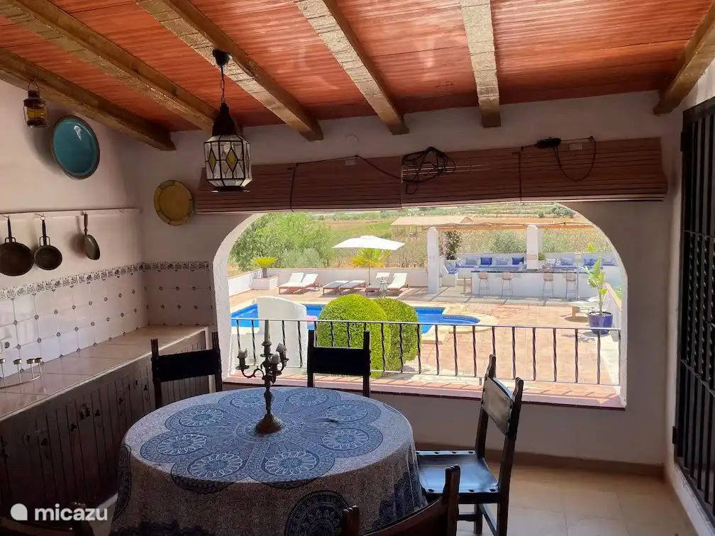 Semi-Outdoor-Küche mit Holzofen und Grill