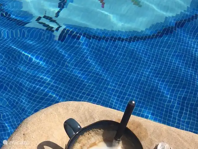 Fietsen, Spanje, Costa Blanca, Benissa, villa Casa Lucia  Koffie bij het zwembad