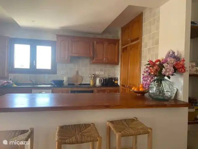Fietsen, Spanje, Costa Blanca, Benissa, villa Casa Lucia  Openkeuken boven met ontbijtbar