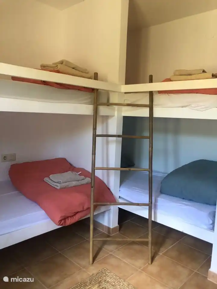 Schlafzimmer im Obergeschoss mit 2 Etagenbetten
