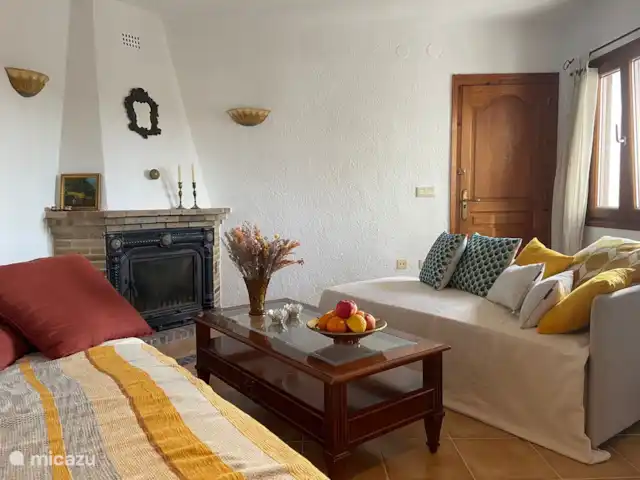 Fietsen, Spanje, Costa Blanca, Benissa, villa Casa Lucia  Woonkamer boven met openhaard