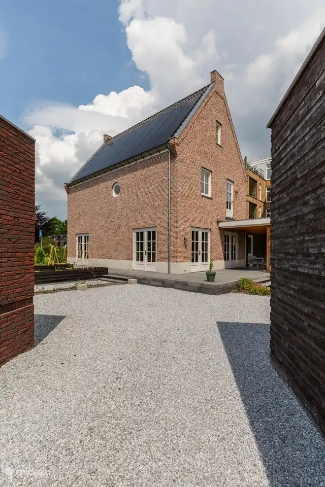 Auffahrt und Garten der Villa