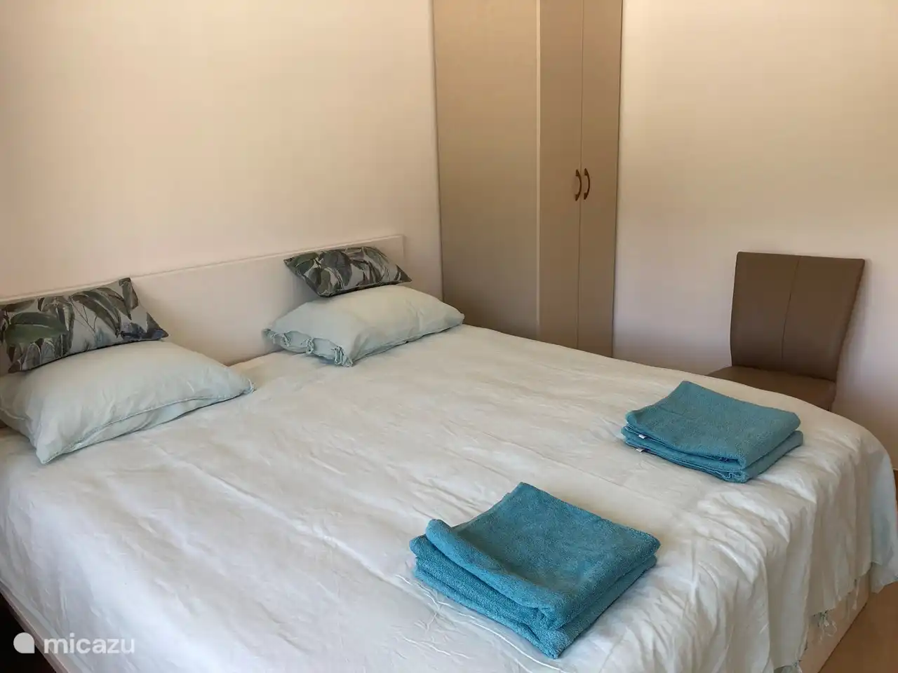 De slaapkamer op de begane grond is gebruiksvriendelijk voor mensen die minder mobiel zijn.