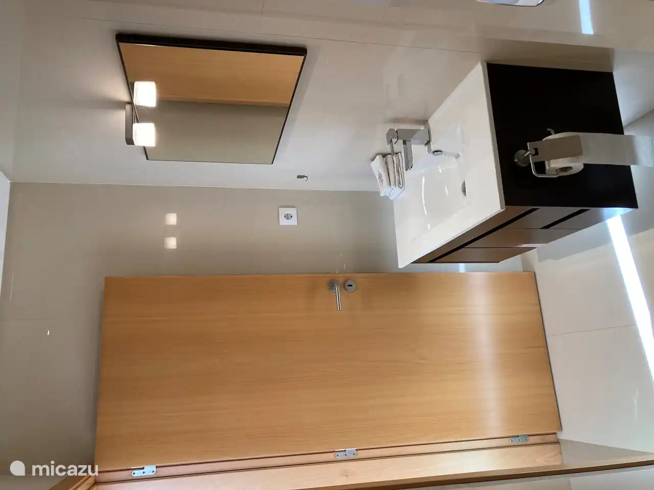 Het wastafelmeubel van de badkamer op de begane grond.