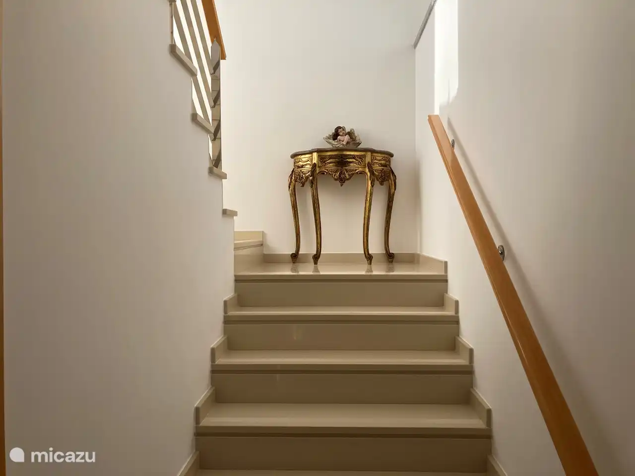 Het trapportaal naar boven.