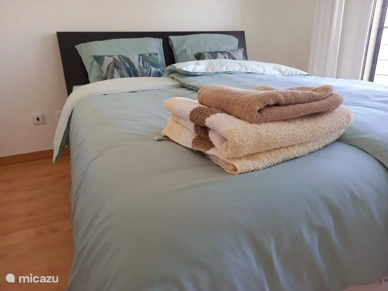 Slaapkamer 3 ligt eveneens op het noordwesten en heeft toegang tot het balkon.