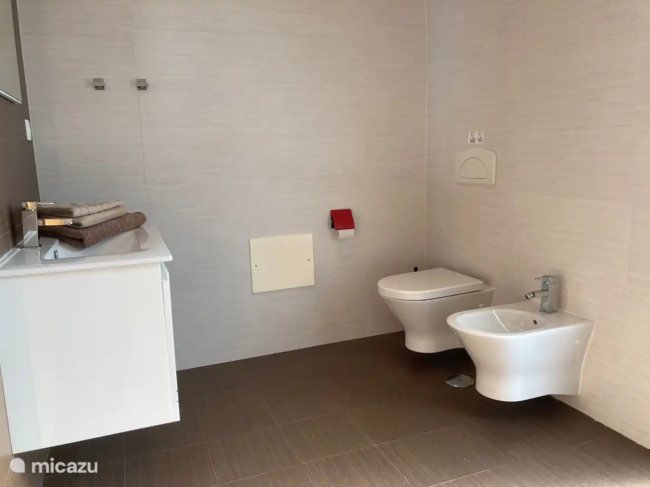 Badkamer 3 ligt aan de zuidkant van het huis. Bevat een ligbad, een wastafelmeubel, een bidet en wc. 
