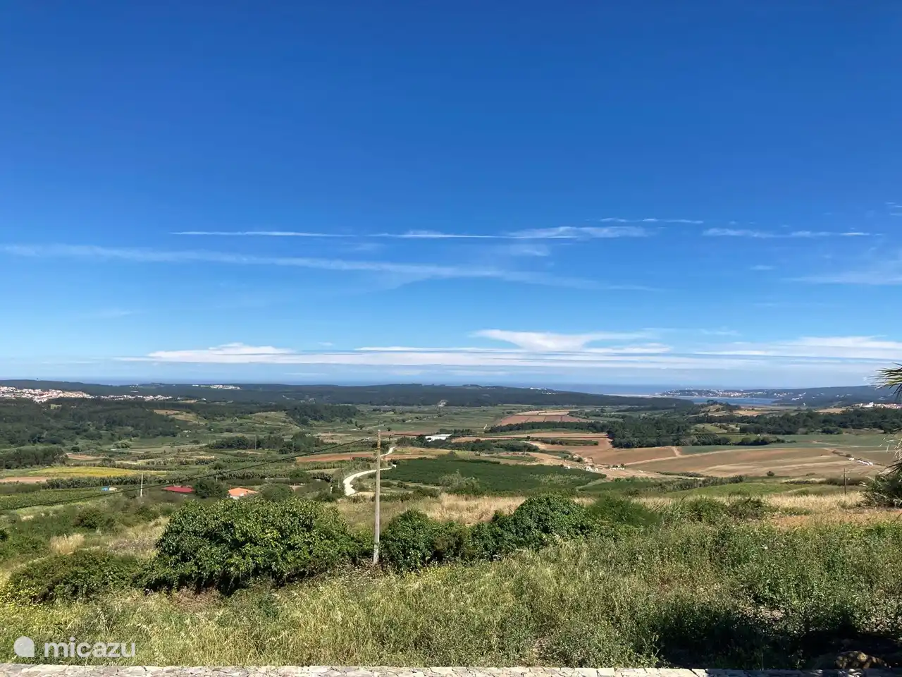 Het prachtige uitzicht over het land met in de verte de lagune, Atlantische Oceaan en de badplaats Foz do Arelho.